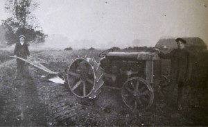 AOS P 2052 workers in the field of Otway Farm, Pinchbeck. Dated 1919