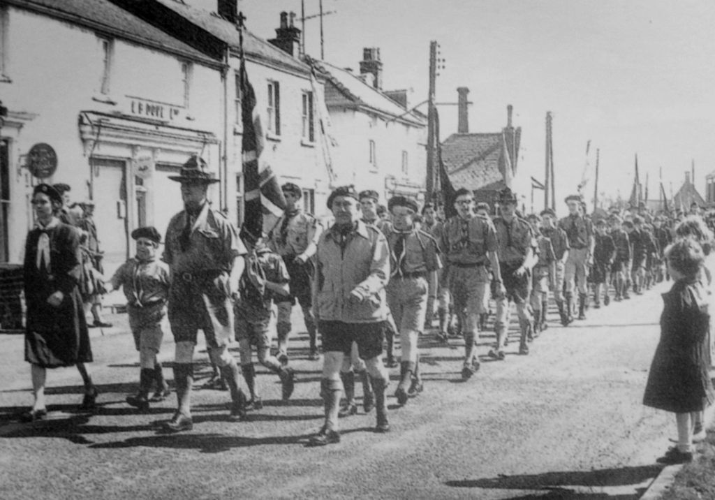 AOS P 2588 miss marcia edgar, mr bill start and mr wally cook leading st georges day parade in crowland 1963