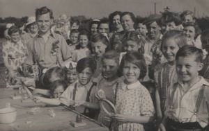 AOS P 2630 children ready to play hoopla at the Spalding Common Baptist Church garden fete around 1950-51