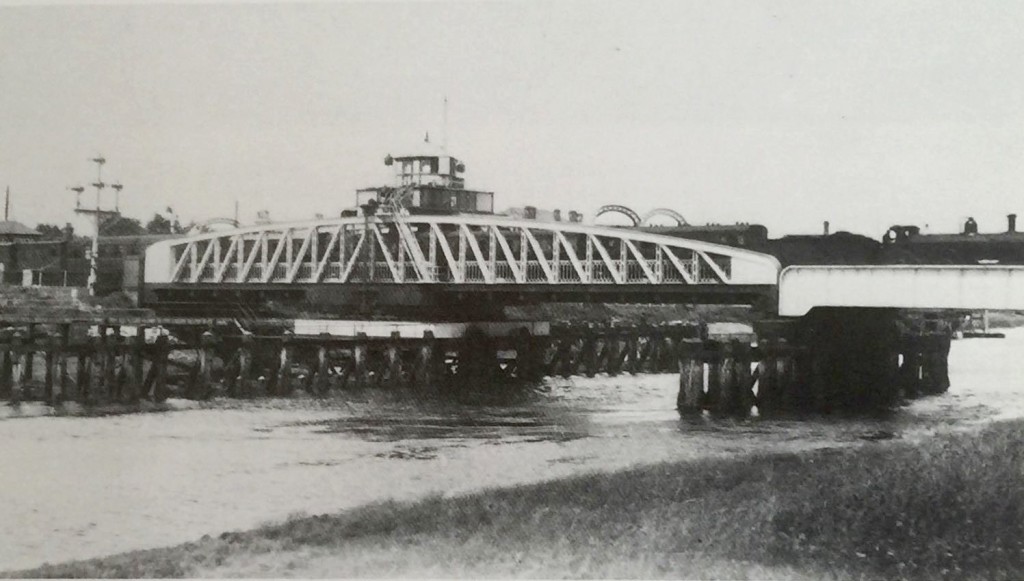 Cross Keys Bridge at Sutton Bridge in 1918. It had been opened to replace an earlier bridge which had been built a hundred yards downstream.